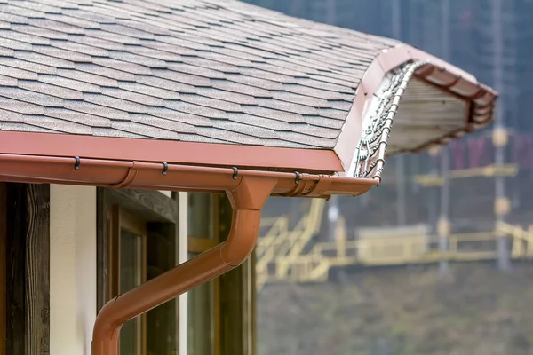 Детальное изображение новой крыши с водосточной системой дождя — стоковое фото