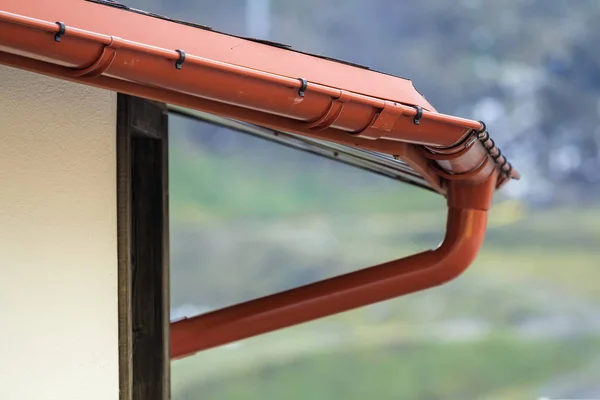 Imagem de detalhe do novo telhado com sistema de calha chuva — Fotografia de Stock