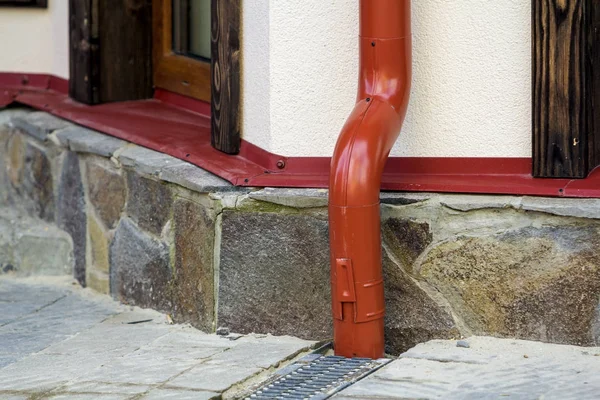 Immagine dettaglio del tubo della grondaia di una nuova casa — Foto Stock