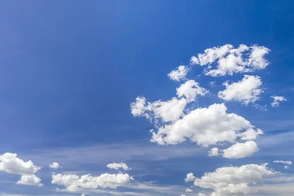 Biru bersemangat langit dengan awan putih bengkak — Stok Foto