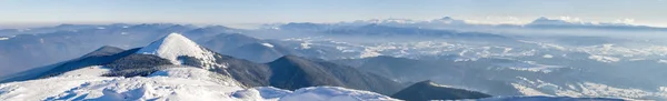 Βουνά χειμερινό τοπίο panorana. Λευκό χιόνι κάλυψε στο βουνό — Φωτογραφία Αρχείου