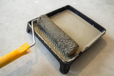 İçinde belgili tanımlık tepsi gri renkle boya tepsi rulo