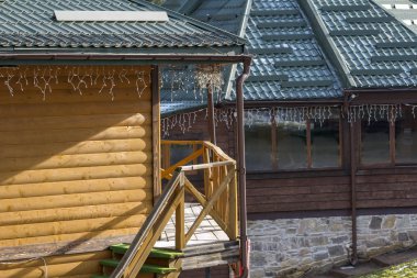 Bir evin yeni yıl süslemeleri ile ayrıntılı görüntü