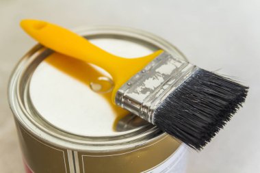 Ev yenileme. Boya ve fırça aracı üzerinde beton ba ile olabilir