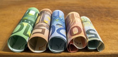 5, 10, 20, 50 ve bir yüz euro faturaları bankn haddelenmiş