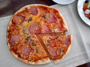 Restoranda pizza.