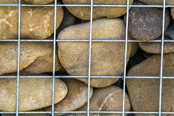 Fond abstrait de pierres derrière des barres d'acier — Photo