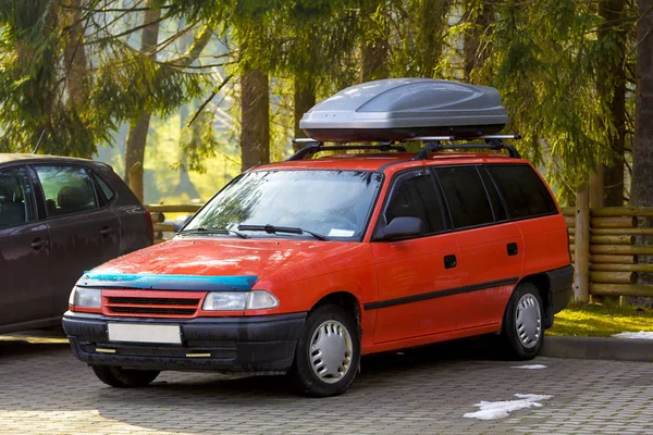 Auto con tetto portapacchi contenitore per il viaggio — Foto Stock