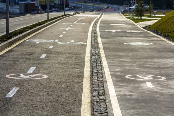 Spacer drogę i rowerów pasa podpisuje na powierzchnię drogi asfaltowe — Zdjęcie stockowe