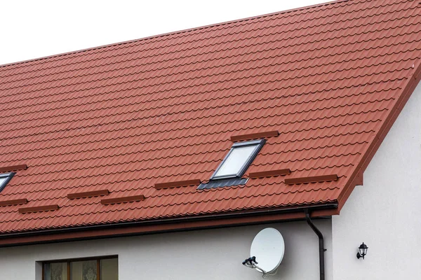 Kırmızı çatı kiremit yapılan yeni bir ev çatısı — Stok fotoğraf