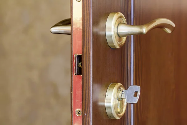 Moderno mango de metal satinado contemporáneo y una llave en la cerradura en una w — Foto de Stock