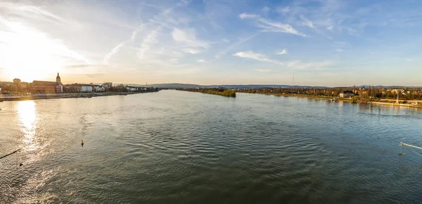 Rheinpanorama in der Main- und Wiesbadstadt, Deutschland — Stockfoto