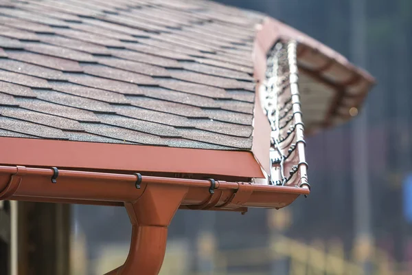 雨樋の雨水システムと新しい屋根のディテール画像 — ストック写真