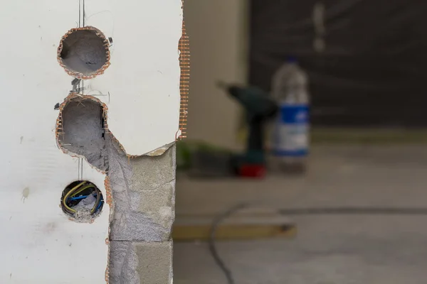Buracos para tomadas elétricas na parede durante obras de renovação — Fotografia de Stock