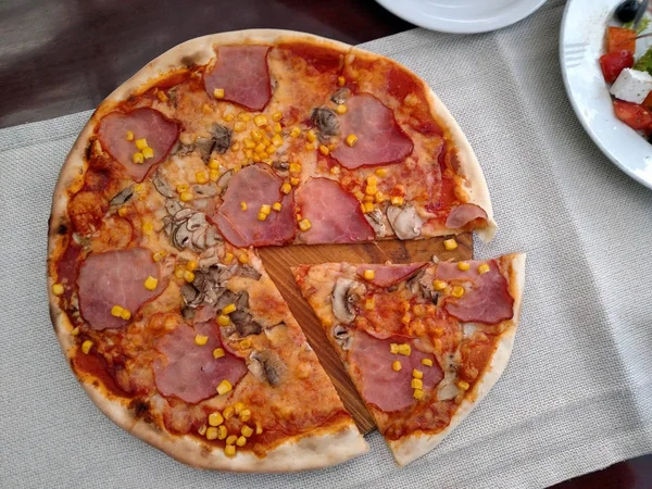 Pizza w restauracji — Zdjęcie stockowe
