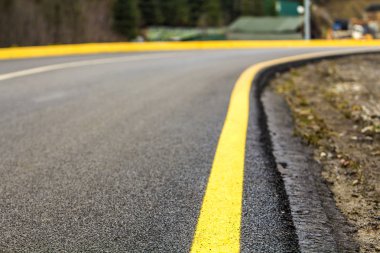 Asfalt yol ile sarı satırında bakış