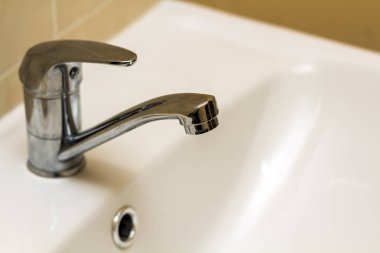 Yeni krom musluk ve banyo lavabo beyaz