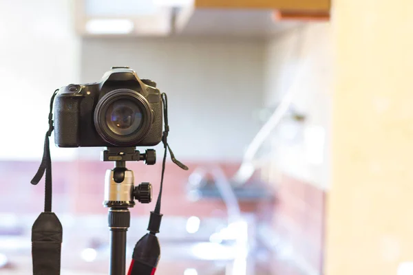 Foto Digitální fotoaparát s velkým objektivem na stativ — Stock fotografie