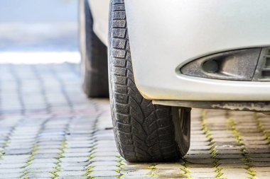 Araba tekerlek siyah kauçuk lastik ile yakın çekim görüntüsü