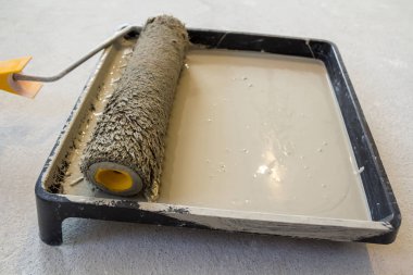 İçinde belgili tanımlık tepsi gri renkle boya tepsi rulo