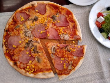 Restoranda pizza.
