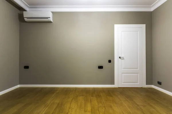 Interiér prázdné místnosti v novém bytě po renovaci — Stock fotografie