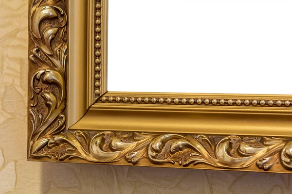 古代の華やかな、黄金色の彫刻ミラー フレームの一部 — ストック写真