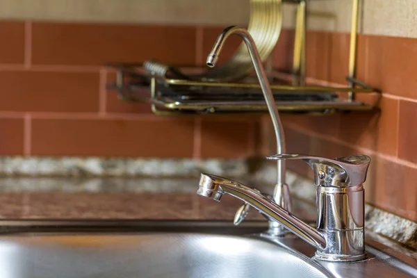 Nuevo grifo de agua de metal brillante en la cocina moderna —  Fotos de Stock