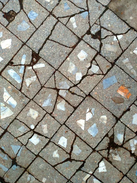 Wykonane z stare popękane płytki betonowe bruk — Zdjęcie stockowe