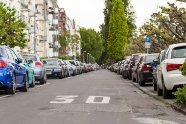 Satır yerleşim bölgesinde yol kenarında park etmiş araçların