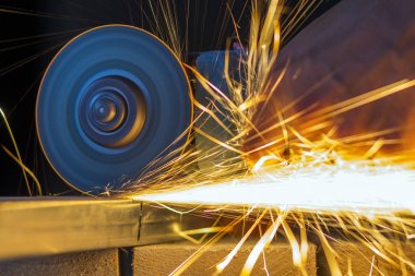 İşçi Close-Up metal kesme öğütücü ile eller. Sparks ızg
