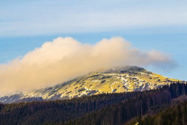 Dağ ile üzerine beyaz kabarık bulut