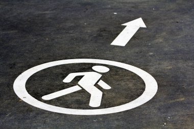 Yol işareti asfalt yol yüzeyi üzerinde yürümek