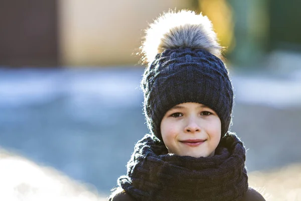 在阳光明媚的冬天, 在户外戴着帽子和围巾的孩子的画像 — 图库照片