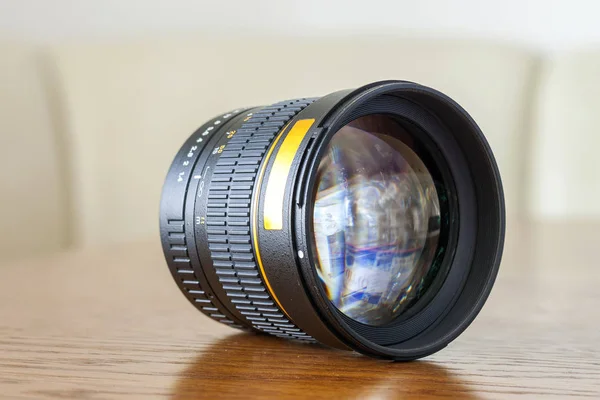 Camera portret foto focuslens fix op donkere houten achtergrond — Stockfoto