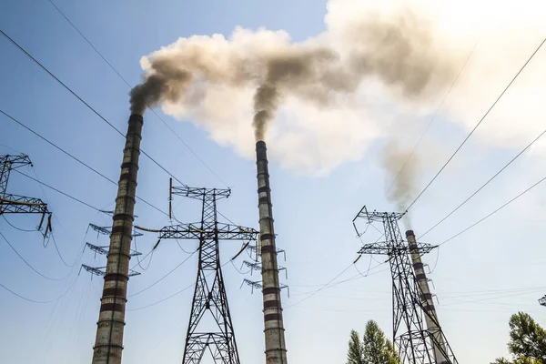 Central eléctrica industrial de carbón con pilas de humo. Sucio smo —  Fotos de Stock