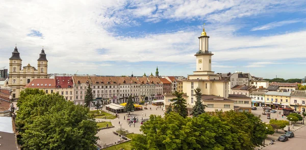 Het centrum van de historische Europese stad Ivano Frankivsk in de zomer. — Stockfoto