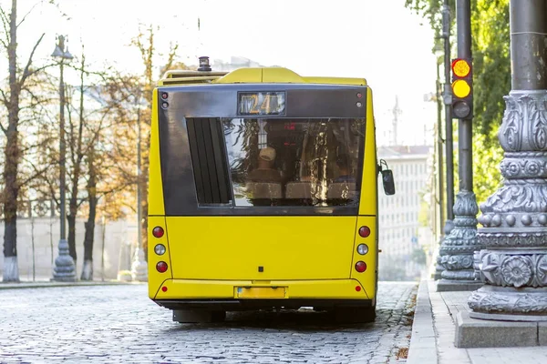 Nowoczesne miasto żółty autobus z otwartymi drzwiami na dworcu autobusowym — Zdjęcie stockowe