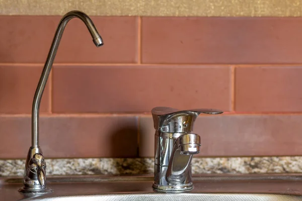 Nuevo grifo de agua de metal brillante en la cocina moderna —  Fotos de Stock