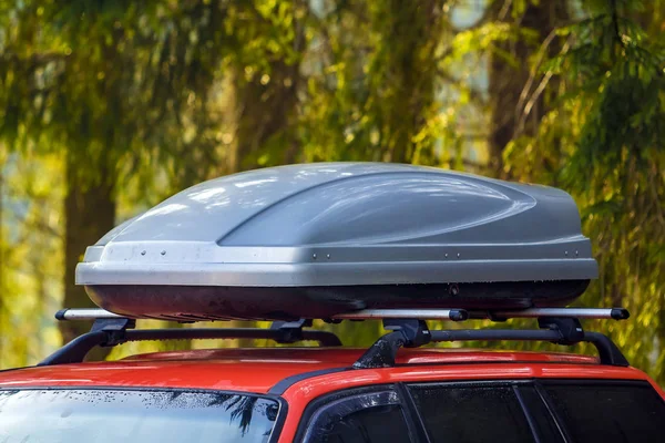 Carro com caixa de bagagem de telhado recipiente para viagens — Fotografia de Stock