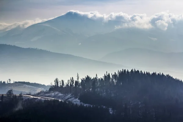Inverno escuro montanhas dos Cárpatos em nuvens pesadas — Fotografia de Stock