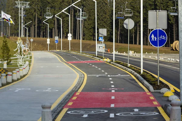 Дорога и знаки велосипедной дорожки на поверхности асфальтированной дороги — стоковое фото