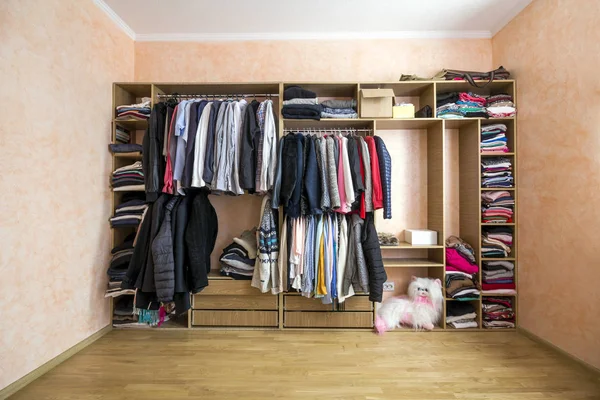 Šatní skříň plné různých mužů a žena oblečení — Stock fotografie
