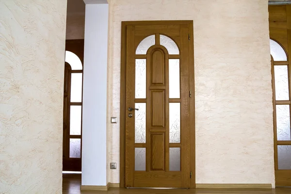 木製のドアが付いているアパートの近代的な高価な家のインテリア — ストック写真