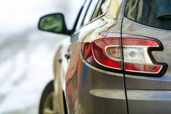 Imagen de primer plano de un coche con espejo retrovisor lateral — Foto de Stock