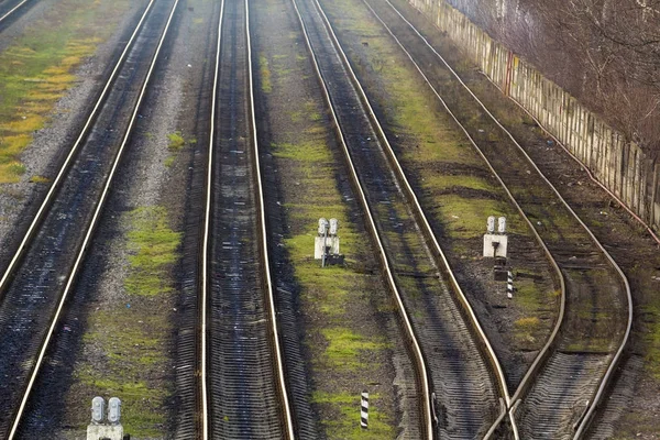 Вид на железнодорожные пути сверху — стоковое фото