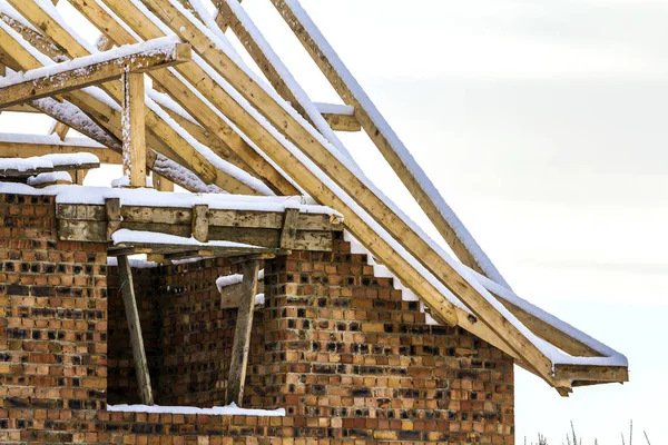 Dřevěný rám střechy během výstavby pracuje na nové atmosféře — Stock fotografie