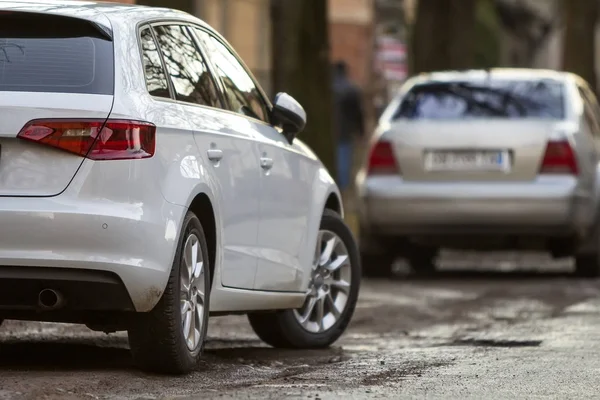 Vista de cerca de un nuevo coche moderno aparcado en el lado del brillo —  Fotos de Stock