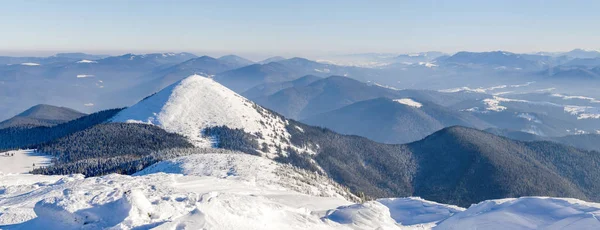 Зимові гори пейзажна панорама. Білий сніг вкрив гору — стокове фото