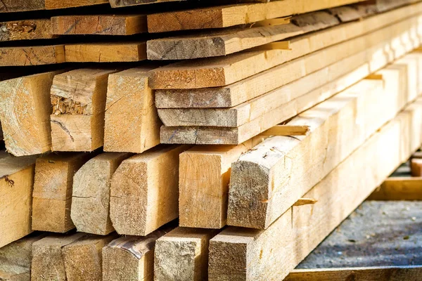 Kereste dar derinliği ile inşaat sahasında bina yığını 